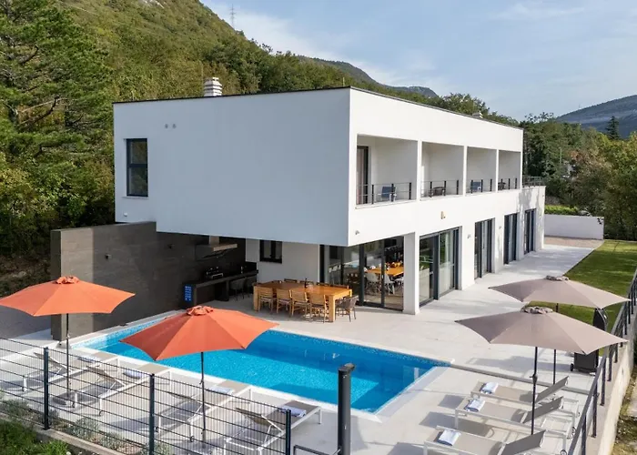 Πανσιόν Adria Blue By 4*